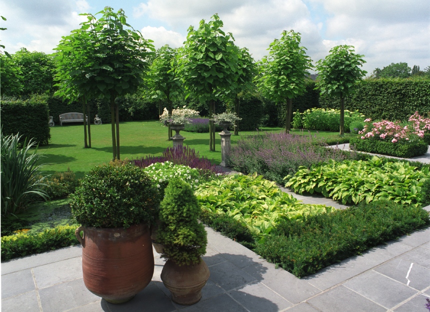 Strakke vrije tuin met minimalistische stijl