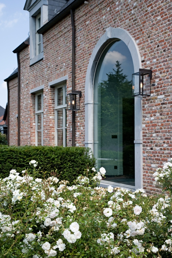 Klassieke tuin stijlen met rozen en landelijk huis