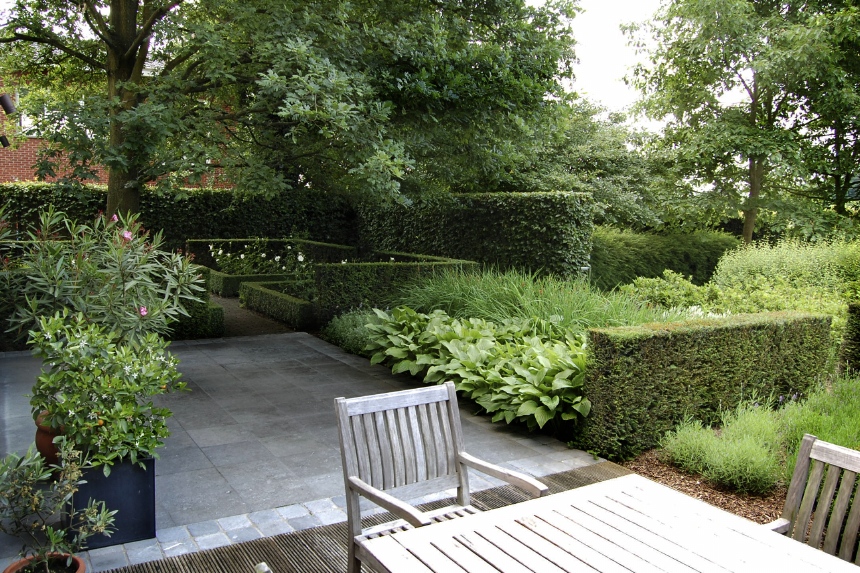 Ruime vrije tuin met speeltoestellen