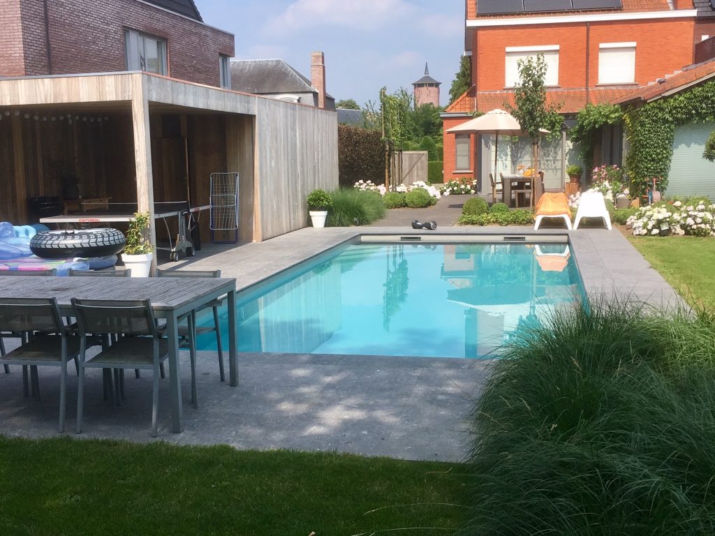 Mediterrane vrije tuin met potten met kruiden