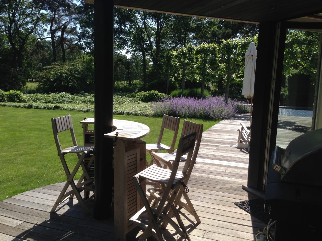 Prachtige vrije tuin met perenboom