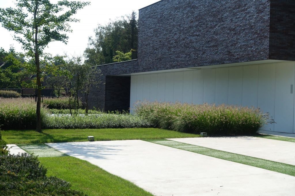 moderne tuin met betonnen vlakken