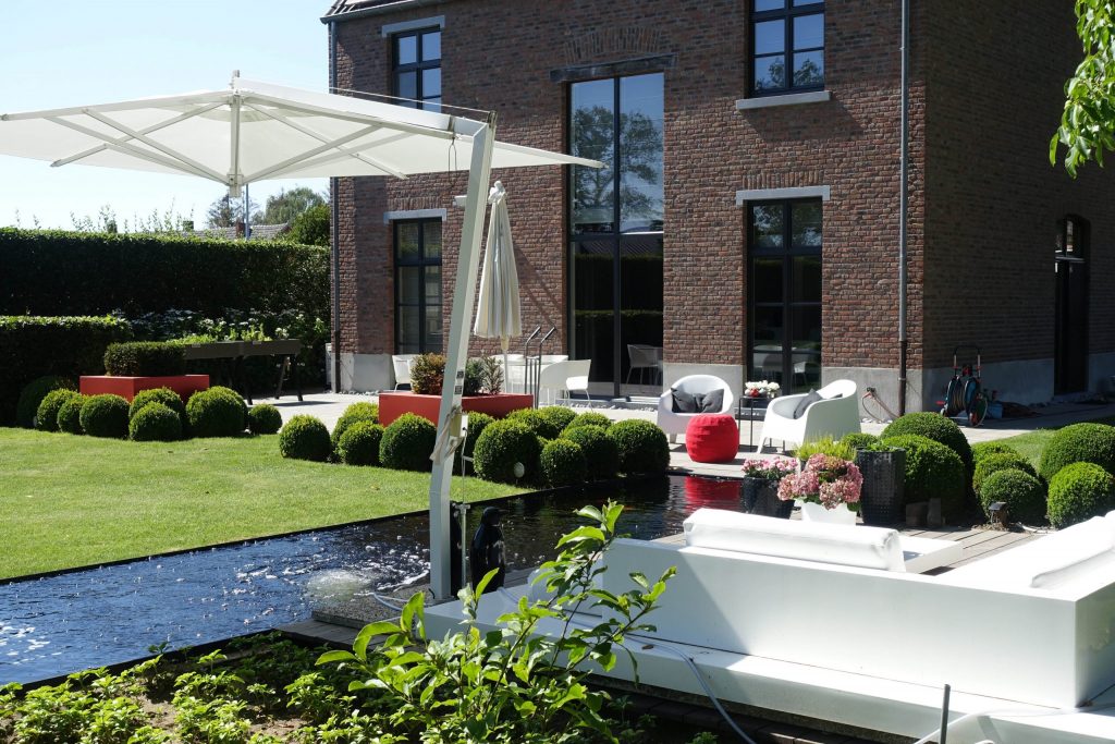 Tuin met zwemvijver en terras